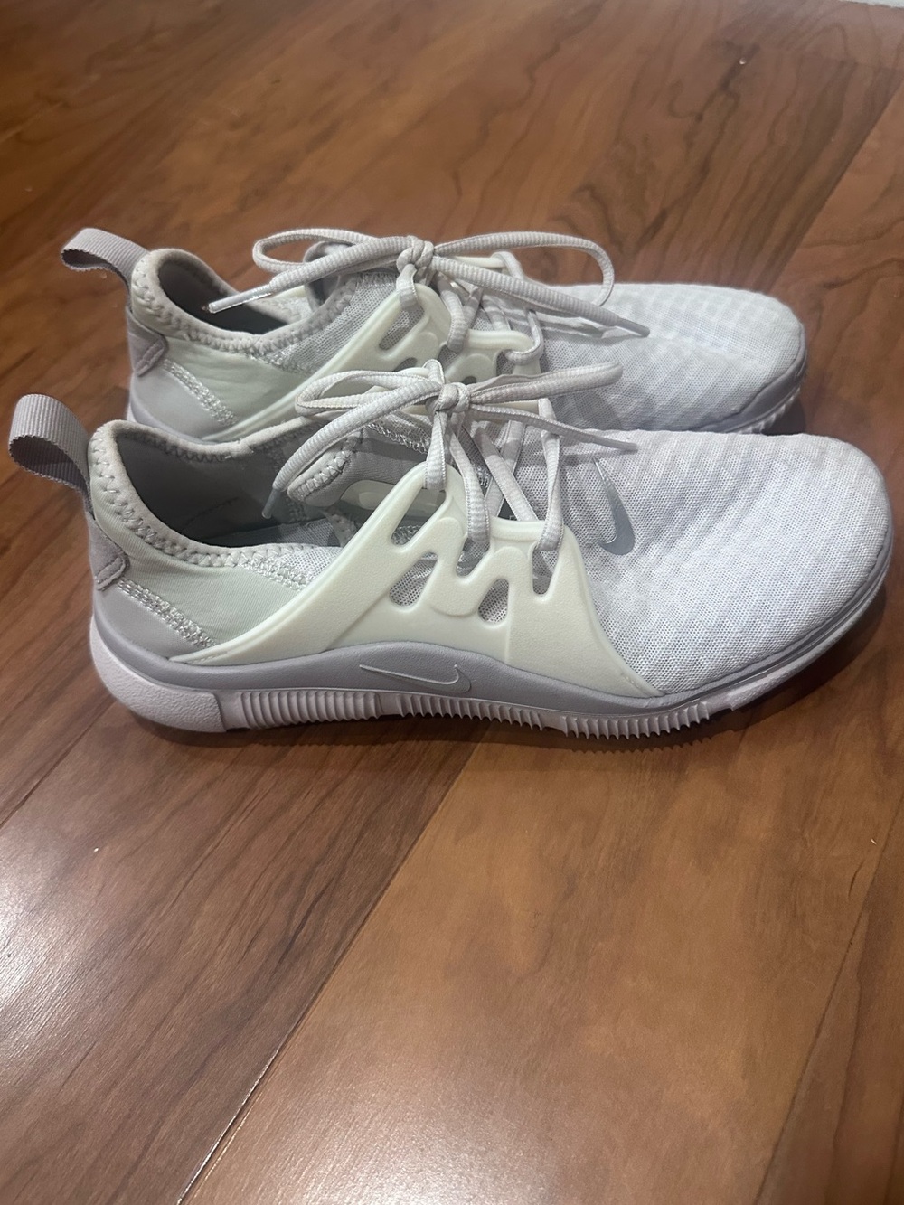 Nike Women’s Acalme sneakers - white/grey